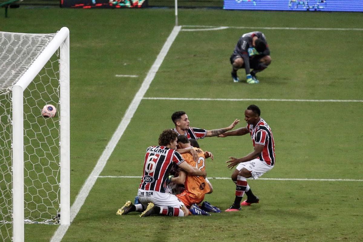 Nas cobranças dos pênaltis, Jefferson ainda defendeu o chute fraco de Fabinao, mas o goleiro Maycon Cleiton brilhou mais e fez duas defesas para colocar o Santa Cruz na grande final do Pernambucano.