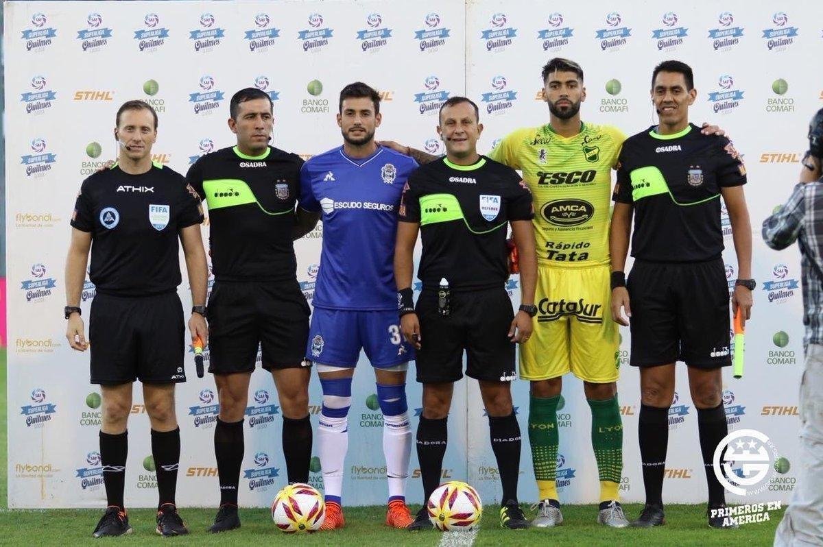 Uniforme do Gimnasia La Plata, da Argentina