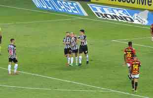 Fotos do gol de Vargas, do Atltico, sobre o Sport. Ele marcou o terceiro da vitria por 3 a 0, em cobrana de pnalti.