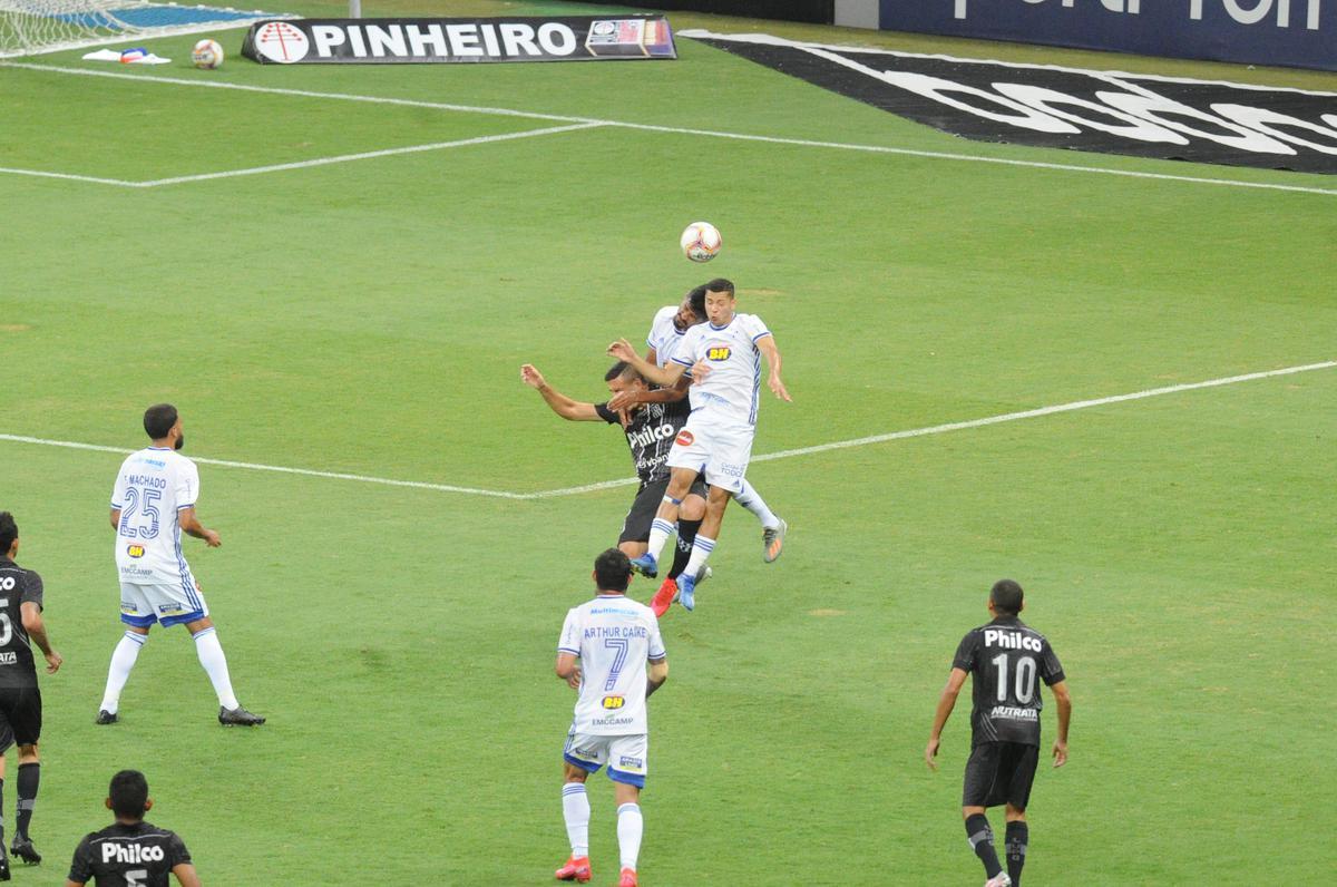Ainda no primeiro tempo, Cruzeiro ampliou com gol de Arthur Caike