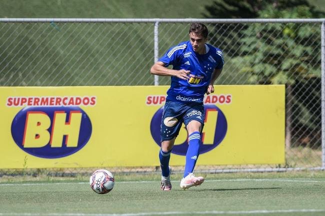 O zagueiro Weverton (foto) e o atacante Stnio testaram positivo para COVID-19 aps retornarem de convocao  Seleo Brasileira Sub-18. O resultado dos exames foi anunciado em 9 de maro. Depois de cumprir perodo de isolamento, a dupla regressou aos treinamentos.