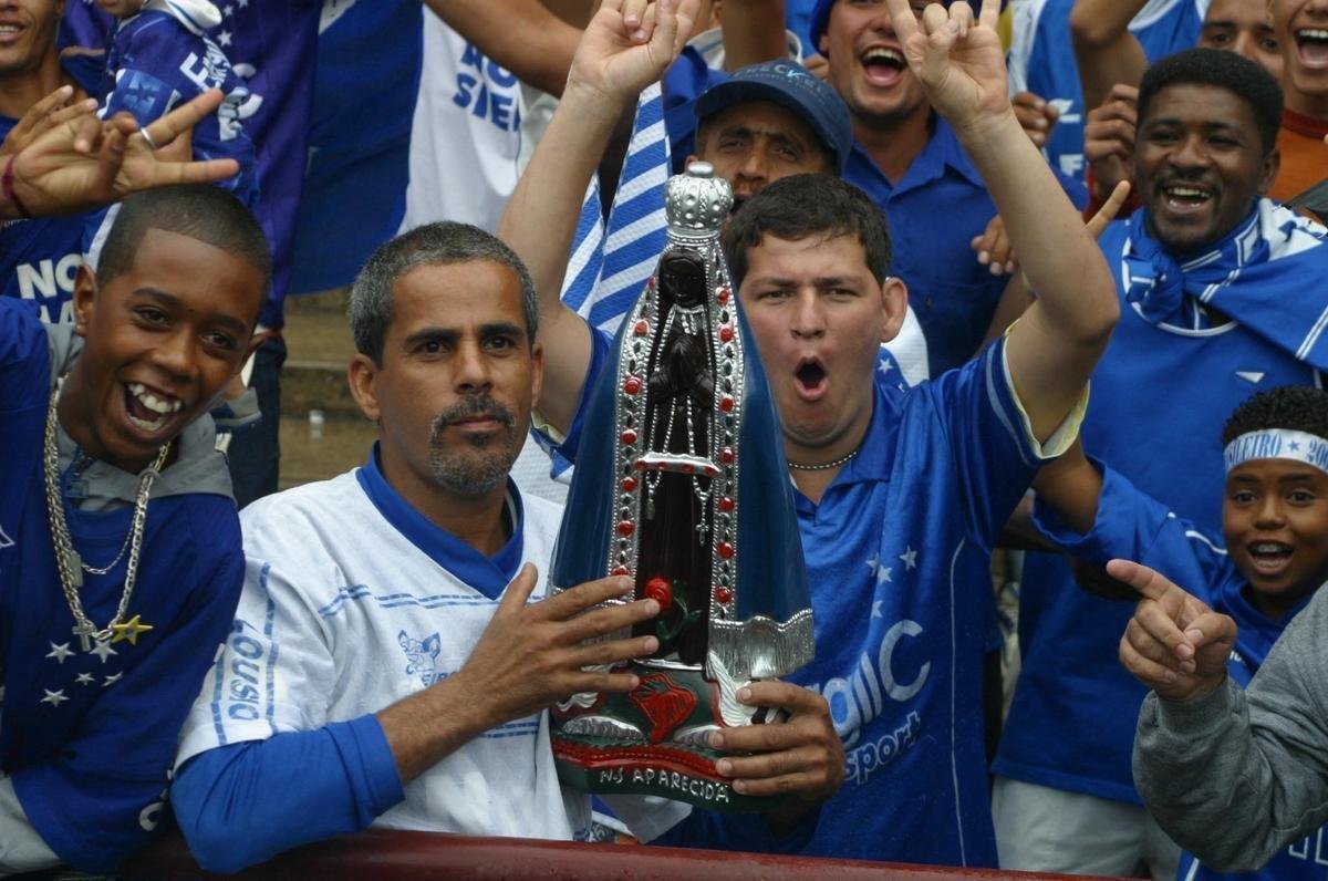 Com o ttulo brasileiro confirmado, o Cruzeiro fez no dia 7 de dezembro de 2003 o jogo da taa e das faixas contra o Fluminense, no Mineiro. Com show de Alex, autor de dois gols, o time celeste goleou os cariocas por 5 a 2 e promoveu nova festa da torcida azul em Belo Horizonte. Jogadores finalmente ergueram a taa oficial do Campeonato Brasileiro, cedida pela CBF, e deram a volta olmpica. Os campees brasileiros de 1966 tambm participaram das comemoraes no Gigante da Pampulha.