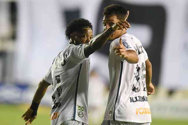 Marinho comemora com Marcos Leonardo, autor do gol da vtria do Santos no clssico