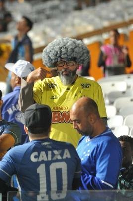 Torcida do Cruzeiro encarou frio e crise de abastecimento para apoiar o time contra o Palmeiras, no Mineiro