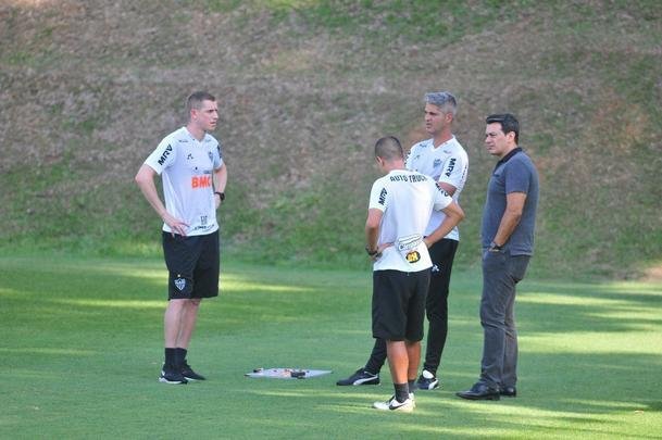 Tcnico Rodrigo Santana comandou treino nesta tera-feira  tarde, na Cidade do Galo, e definiu o time do Atltico para enfrentar o Coln, na Argentina, pela semifinal da Copa Sul-Amercana: Cleiton; Patric, Igor Rabello, Rver e Fbio Santos; Z Welison e Elias; Char, Vincius e Cazares; Franco Di Santo.