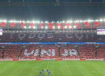 Flamengo estampou mensagem na camisa e montou mosaico na torcida
