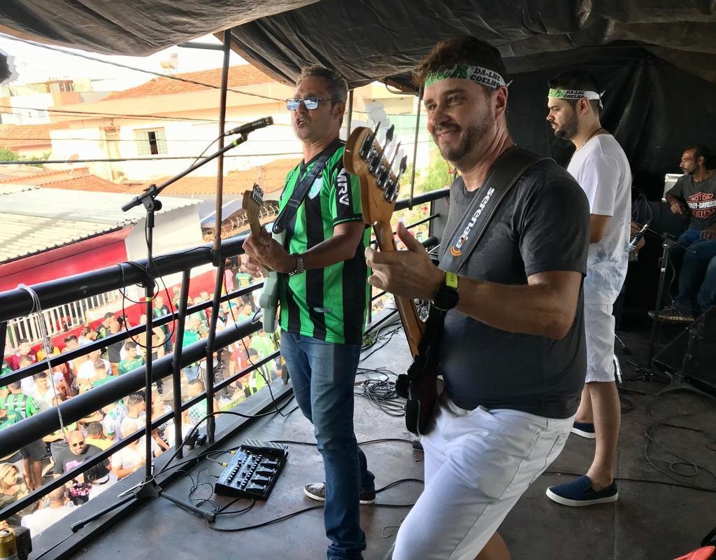 Torcedores do Amrica fazem a festa nos arredores do Independncia, com f na vitria do Coelho contra o So Bento