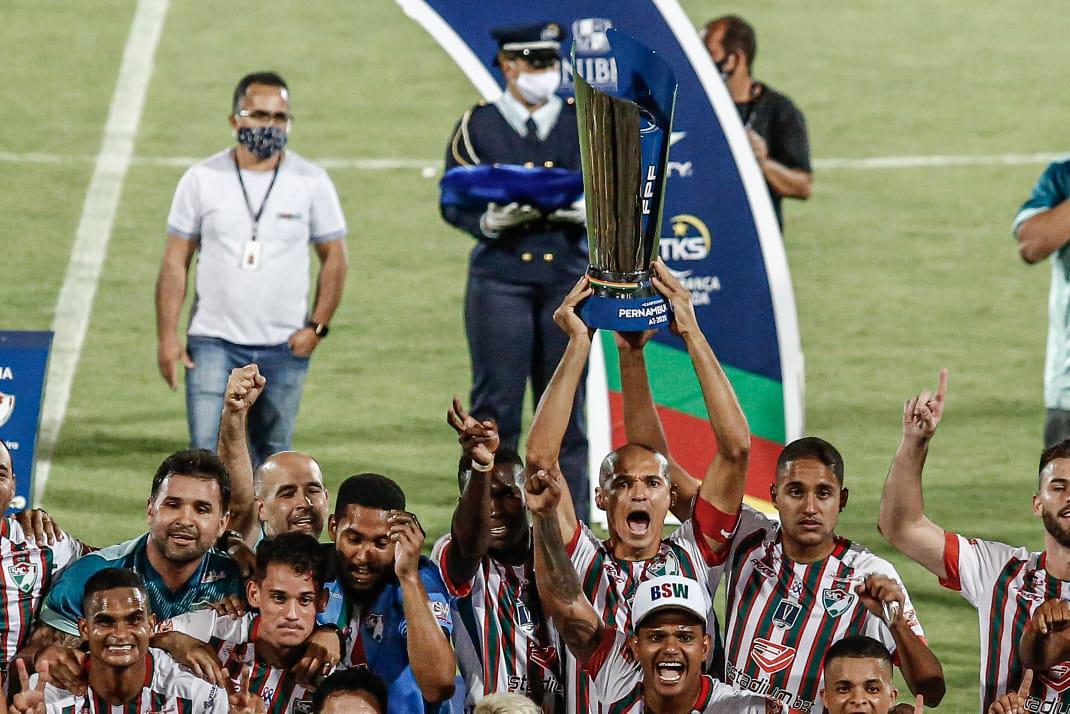 Após empatar em 0 a 0 contra o Santa Cruz, no Arruda, o Salgueiro bateu a Cobra Coral nos pênaltis e garantiu o primeiro título Estadual para o interior pernambucano