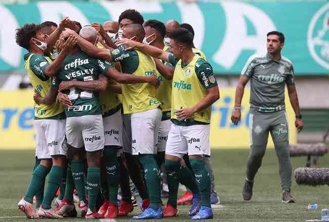 Palmeiras segue na vice-liderana, com 35 pontos, sete a menos que o lder Atltico e um a mais que o Flamengo, terceiro colocado