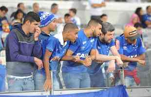 Torcida do Cruzeiro encarou frio e crise de abastecimento para apoiar o time contra o Palmeiras, no Mineiro