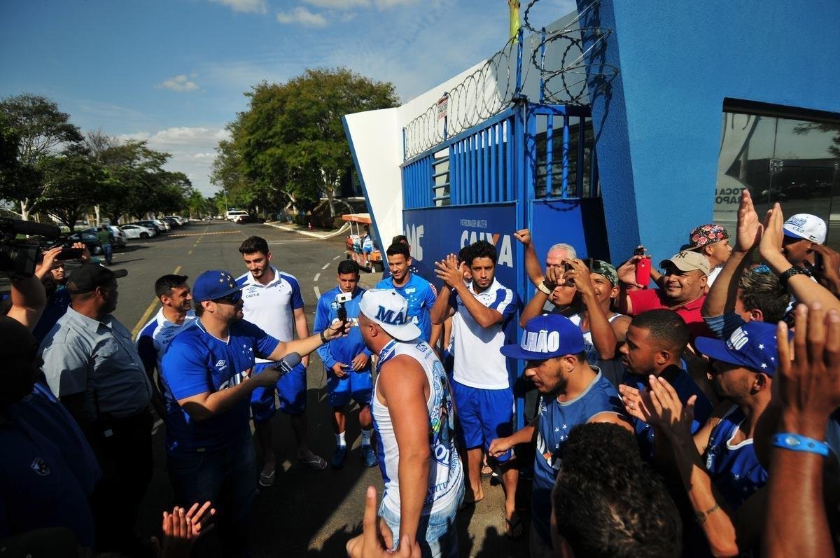 Antes do ltimo treinamento visando ao jogo contra o Grmio, os jogadores do Cruzeiro receberam apoio de torcedores na porta da Toca da Raposa II. O capito Henrique foi o porta-voz do elenco com os cruzeirenses. Alm dele, participaram da reunio o zagueiro Leo, o goleiro Rafael, o meia Robinho, o volante Lucas Romero e o meia Thiago Neves.