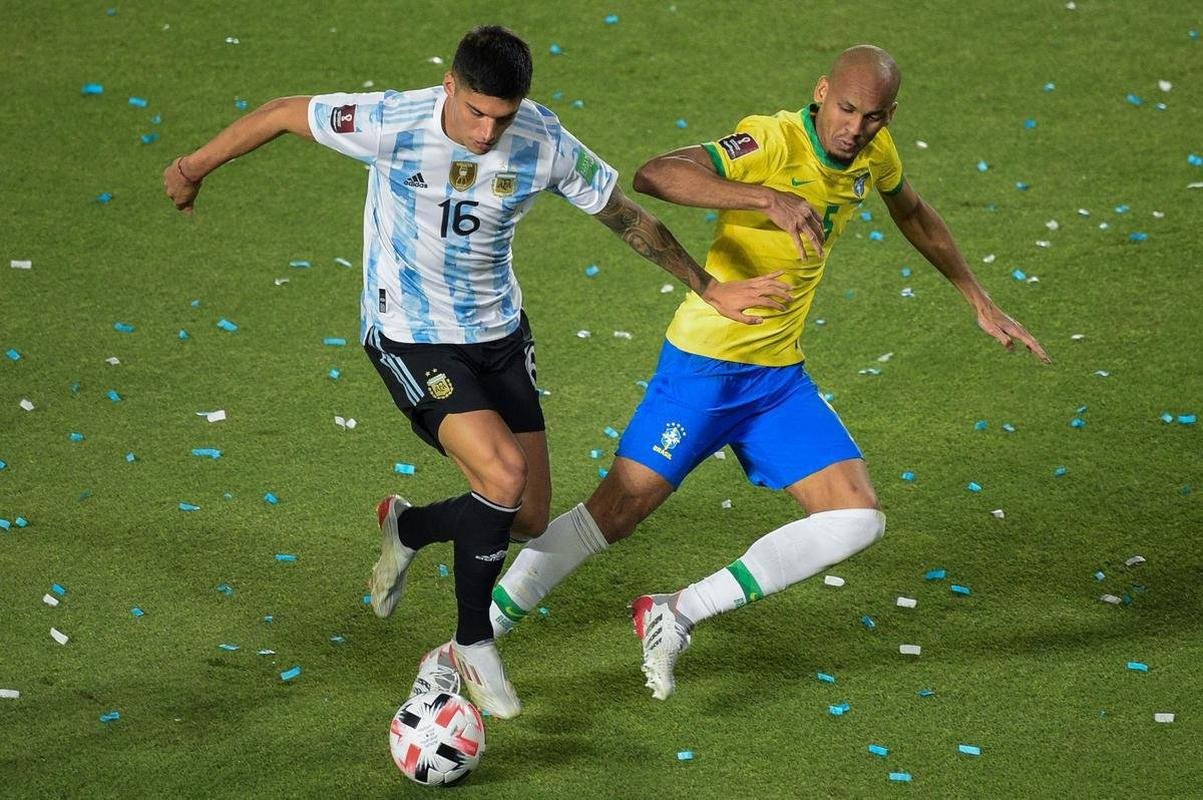 Sem Neymar, Brasil encarou a Argentina em clssco agitado pelas Eliminatrias