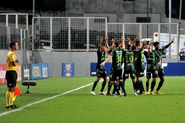 Felipe Azevedo abriu o placar para o Amrica sobre o Grmio: 1 a 0