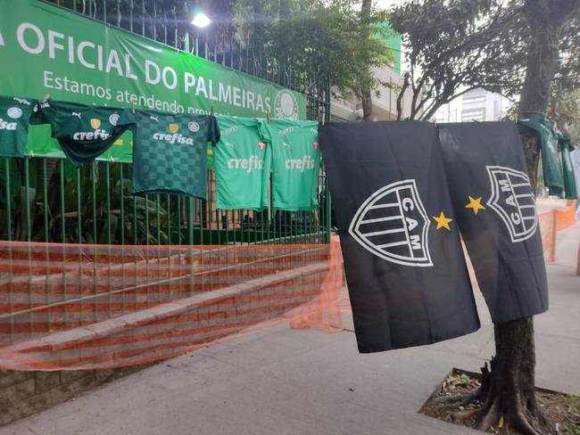 Mesmo com o Allianz Parque fechado para o p�blico, o entorno do est�dio do Palmeiras reuniu muitos torcedores que v�o acompanhar a semifinal contra o Atl�tico em bares e restaurantes (T�lio Kaizer/EM/D. A Press)