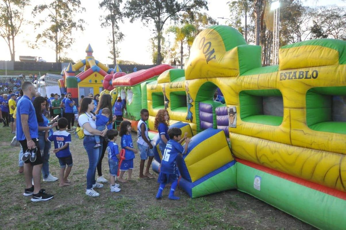 Caravana do Cruzeiro em Conselheiro Lafaiete, com a presena de Ronaldo Fenmeno. Milhares de torcedores cruzeirenses compareceram ao Parque de Exposies Tancredo Neves para prestigiar o evento oficial do clube