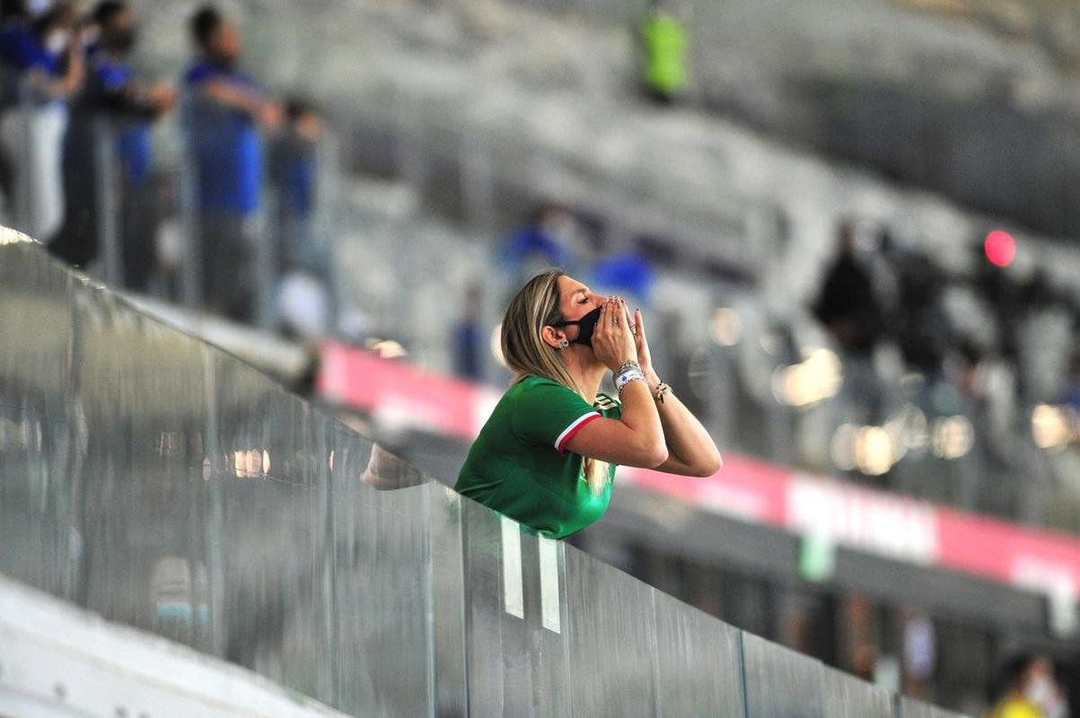 Na volta ao Mineiro, torcida fez festa com a vitria do Cruzeiro por 1 a 0 sobre o Confiana. No fim da partida, jogadores agradeceram o apoio dos cruzeirenses.