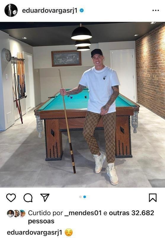 Vargas jogando sinuca no fim das frias.