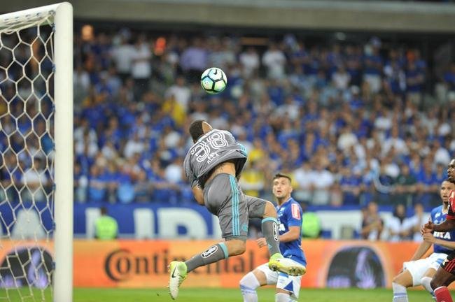 No segundo tempo, Cruzeiro teve as melhores chances; Arrascaeta perdeu gol aps falha de Muralha