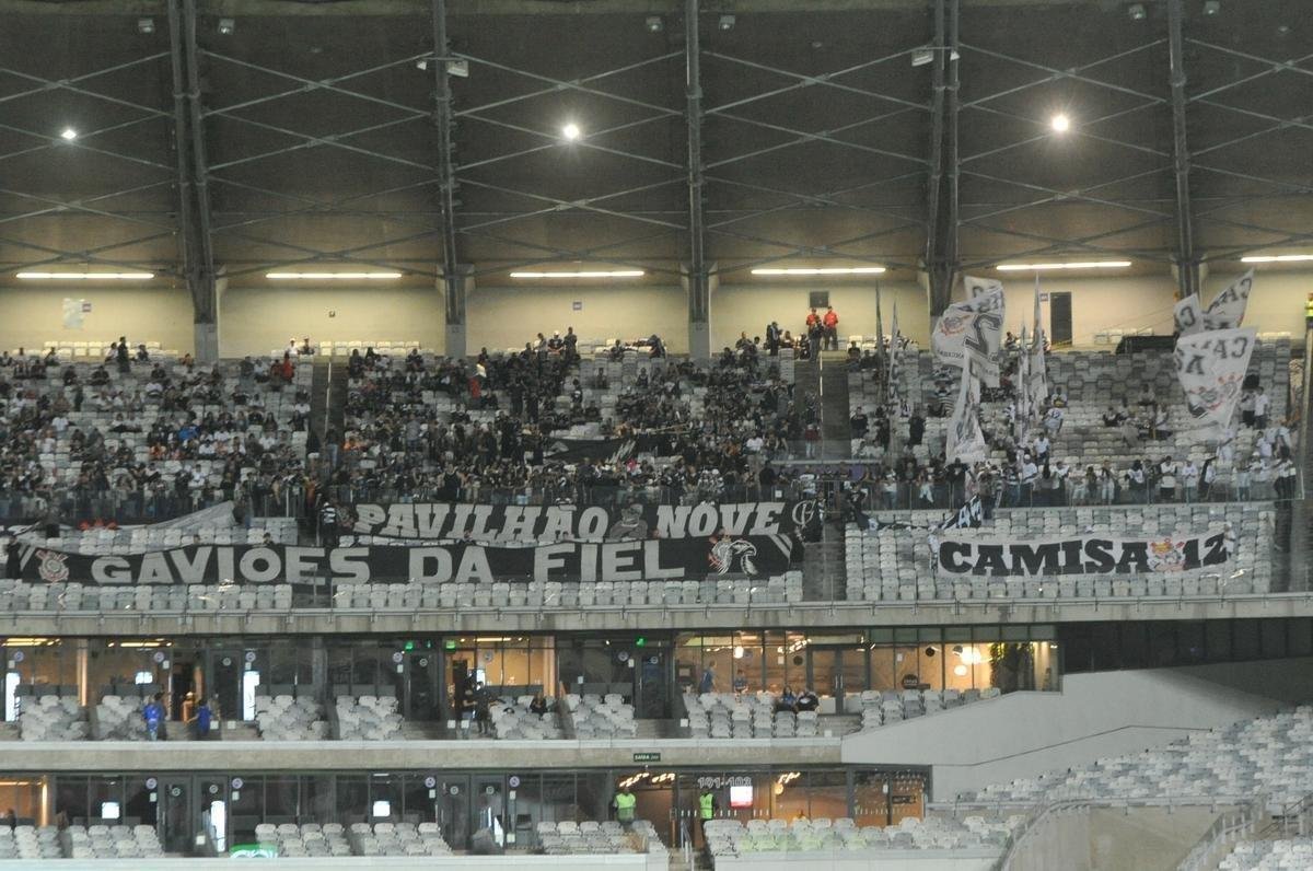Imagens das torcidas de Cruzeiro e Corinthians no Mineiro