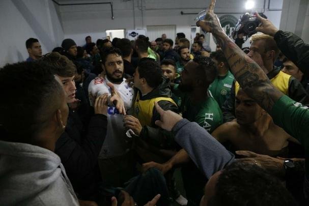 Confuso entre jogadores de Chapecoense e Cruzeiro foi generalizada aps jogo na Arena Cond