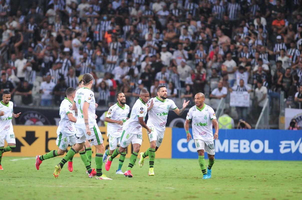 Felipe Azevedo abriu o placar no clssico com um golao em chute de fora da rea, no ngulo esquerdo de Everson: 1 a 0 Amrica
