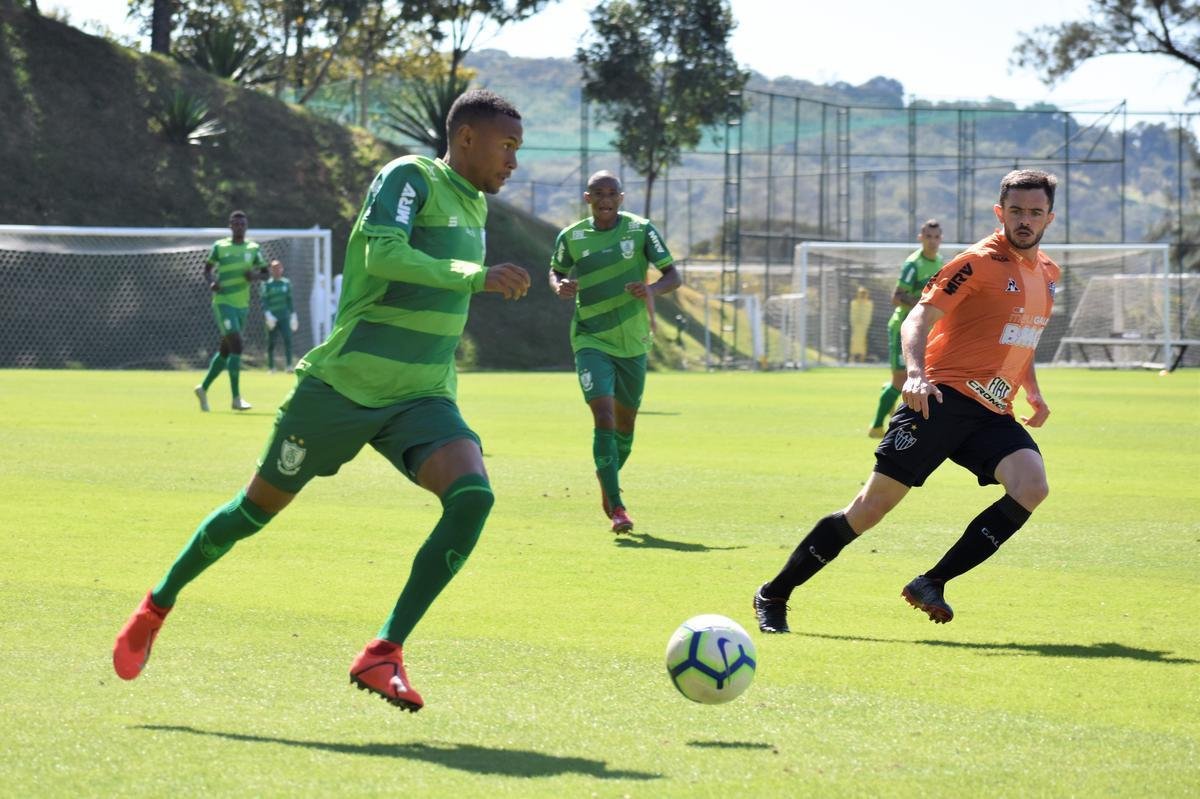 Em jogo-treino realizado na manh deste sbado, na Cidade do Galo, o Amrica venceu o Atltico, por 3 a 1. Os gols do triunfo americano foram marcados por Jonatas Belusso, duas vezes, e Rafael Bilu. O zagueiro Rver descontou para a equipe alvinegra.