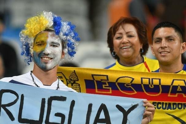 Fotos das torcidas de Uruguai e Equador no Mineiro
