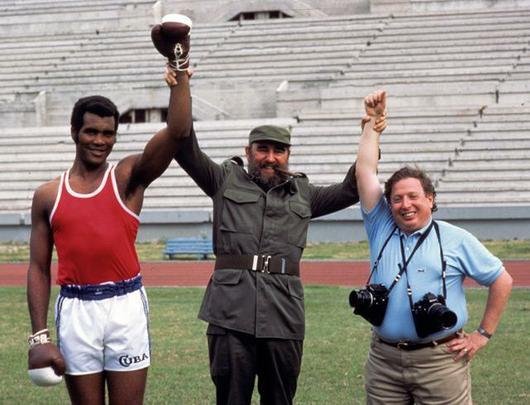 Fidel Castro posa com o boxeador Teofilo Stevenson e o fotógrafo Neil Leifer