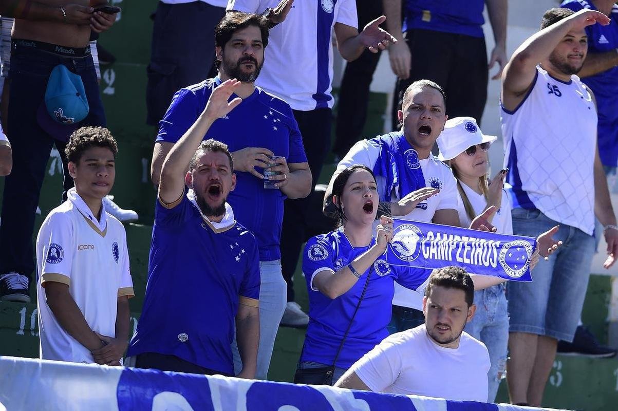 Fotos da torcida do Cruzeiro na partida diante do Guarani, no Brinco de Ouro, em Campinas, pela Srie B do Campeonato Brasileiro