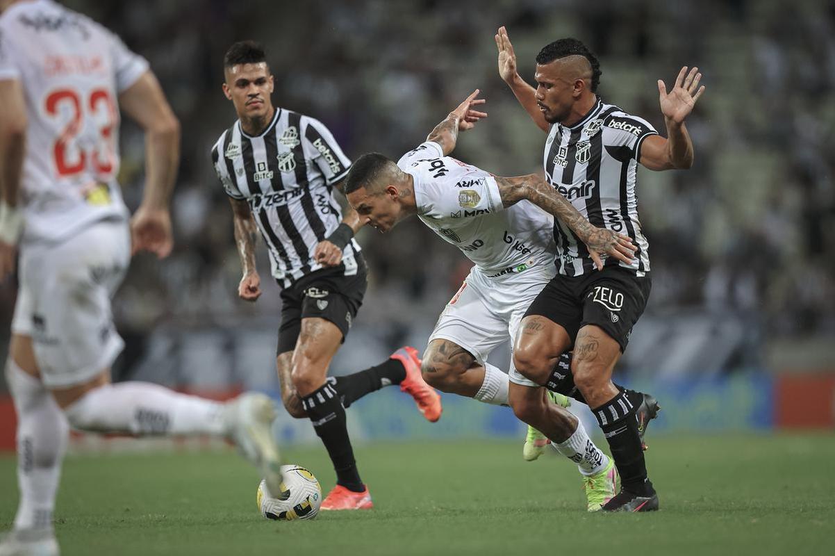 O Atltico visitou o Cear nesta quarta-feira (15), na Arena Castelo, em Fortaleza, pela 12 rodada do Campeonato Brasileiro. Veja as melhores imagens do confronto.