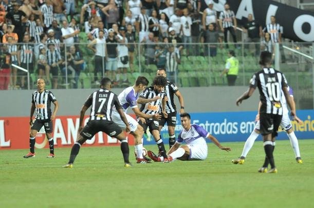 Lances do primeiro tempo do duelo entre Atltico e Defensor, pela terceira fase da Copa Libertadores