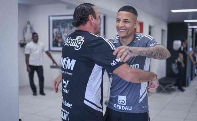 Cumprimento entre Cuca e Arana no retorno do treinador, que reestreia neste domingo, contra o Inter, no Beira-Rio