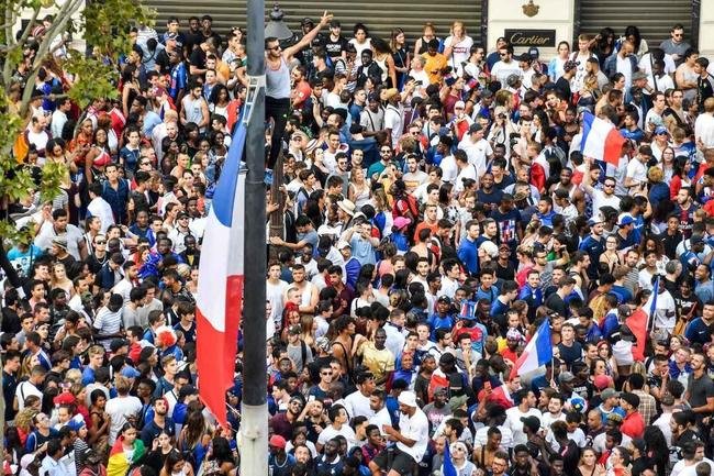 Torcedores franceses tomaram principais pontos tur�sticos e avenidas de Paris para celebrar o bi mundial