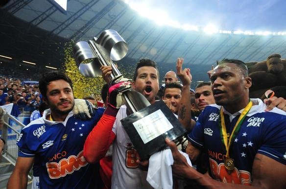 Mesmo com derrota para o Bahia, Cruzeiro fez festa e recebeu o trofu do Brasileiro