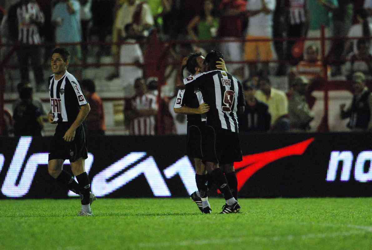 Jos Castillo - O boliviano, contratado junto ao Bolvar, estreou pelo Atltico na derrota por 3 a 2 para o Nutico, pelas oitavas de final da Copa do Brasil de 2008. O atacante deu assistncia para Petkovic, que tambm estreava, marcar o primeiro do Galo. 