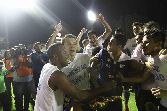 Festa dos jogadores do Cruzeiro no Barrado com a conquista do tricampeonato brasileiro