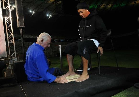 Ronaldinho Gacho lanou nesta tera-feira, no Mineiro, a exposio 'Fragmentos de um gacho', do artista Camaleo; astro ainda entrou para a Calada da Fama do estdio, em Belo Horizonte.