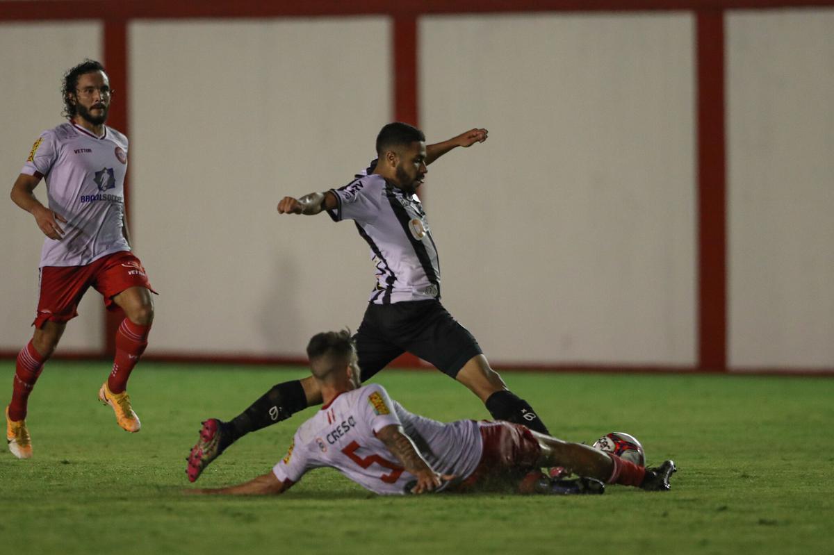 Tombense e Atlético se enfrentaram nesta quinta-feira (4), em partida válida pela 2ª rodada do Campeonato Mineiro. O confronto foi realizado no Estádio Antônio Guimarães de Almeida, em Tombos. No primeiro tempo, uma queda de energia paralisou a partida por cerca de 20 minutos.