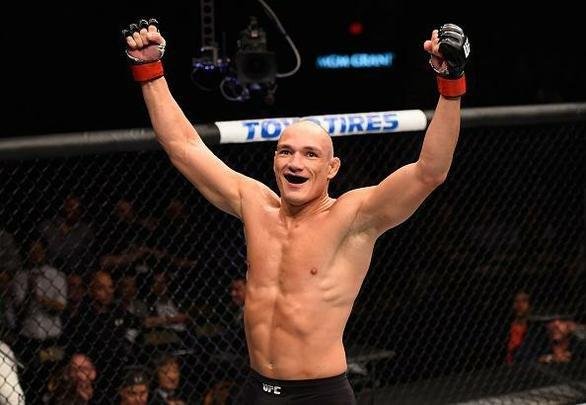 UC 196, em Las Vegas - Vitor Miranda comemora a bela vitória no duelo 'brazuca'