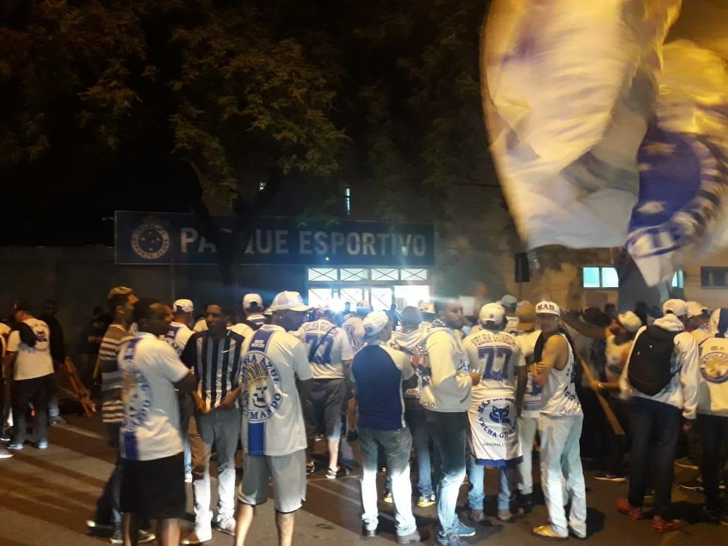 Integrantes da torcida Mfia Azul protestaram na noite desta segunda-feira durante a eleio para o Conselho Fiscal do Cruzeiro. Alm de cnticos exigindo transparncia no clube, os torcedores jogaram pipoca na porta da sede social do Barro Preto e se referiram aos conselheiros como 'omissos'. A insatisfao dos cruzeirenses se d pelas suspeitas de crimes cometidos por integrantes da diretoria. Tanto a Polcia Civil quanto o Ministrio Pblico apuram as possveis irregularidades em transaes de jogadores, contratos de prestao de servio e aumentos substanciais de salrios.