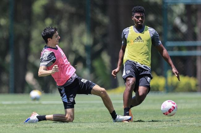 Fotos do treino do Atltico nesta quarta-feira (12/10), na Cidade do Galo. Em recuperao de um incmodo na panturrilha esquerda, Hulk fez funcional no campo e ainda  dvida para o confronto contra o Flamengo, no sbado, s 20h30, no Maracan, pelo Brasileiro