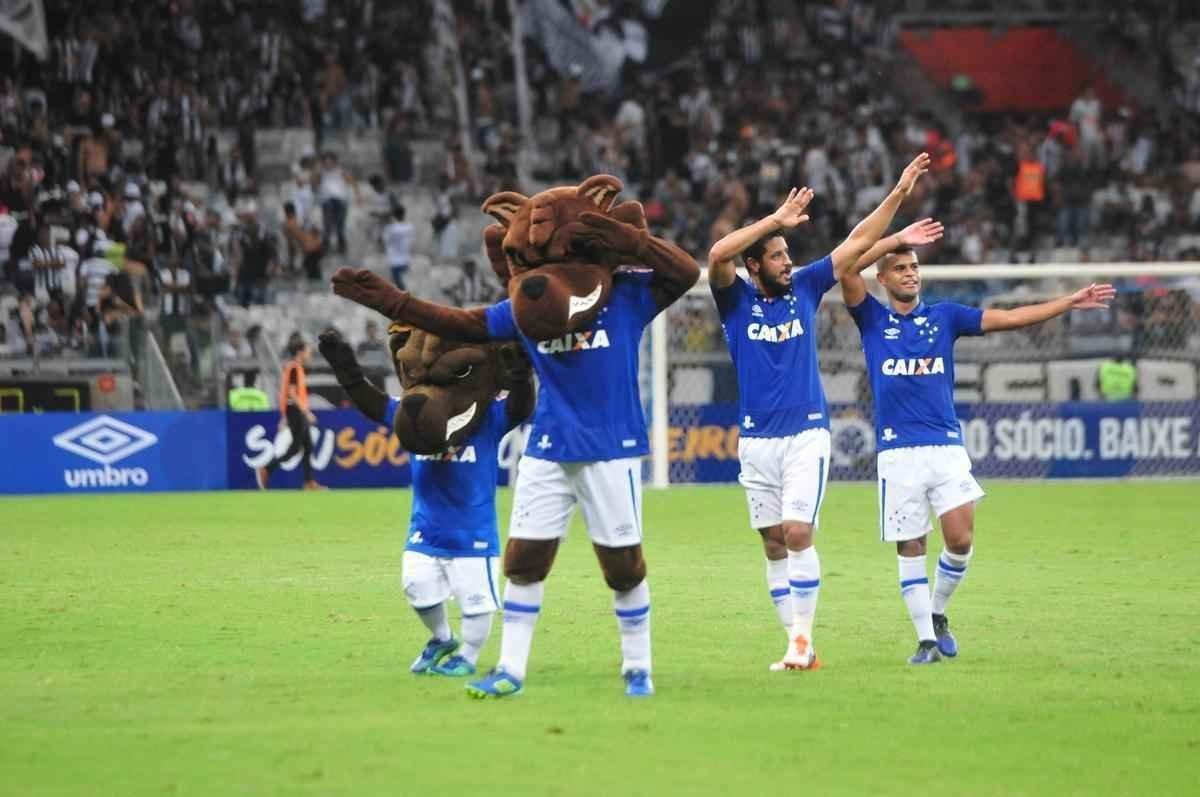 Festa cruzeirense no final do clssico com a vitria por 1 a 0
