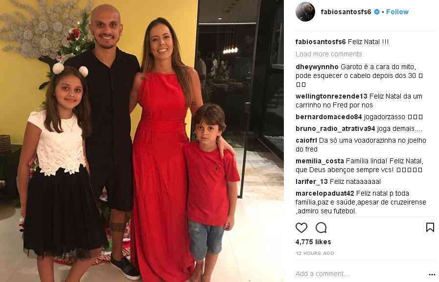 O melhor do Galo  em 2017, Fbio Santos postou imagem com a mulher e os filhos