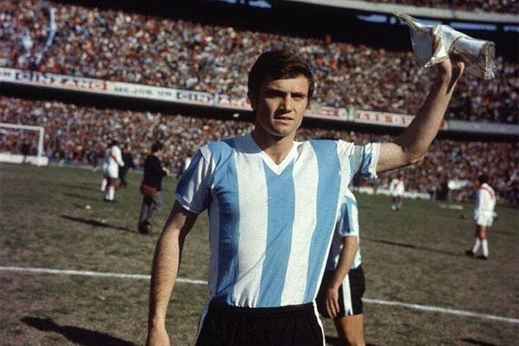 Perfumo - Roberto Perfumo vestiu quatro camisas na vida: Racing, Cruzeiro, River Plate e Seleo Argentina. Disputou as Copas do Mundo de 1966 e 1974.  considerado um dos melhores zagueiros da histria do futebol argentino. O Marechal, como era apelidado, morreu em 2016, aps cair de uma escada de um restaurante e sofrer um traumatismo craniano.  