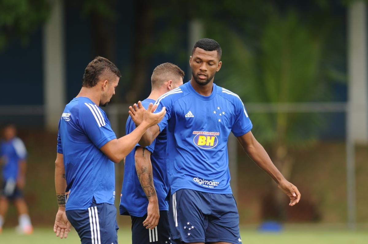 Com gol de Judivan e sob olhares dos membros do Ncleo Dirigente Transitrio, Raposa bateu o Bugre por 1 a 0