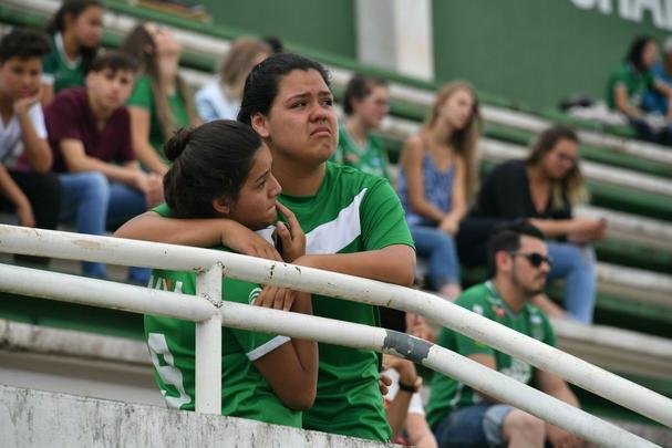 Chapec amanheceu arrasada: milhares de pessoas foram  Arena Cond chorar a morte de 71 pessoas na queda do avio que levava a Chapecoense a Medelln para a final da Copa Sul-Americana. Dia foi de oraes para a vtimas e os seis sobreviventes, dentre eles trs atletas: o goleiro Follmann, o zagueiro Neto e o lateral Alan Ruschel. Cidade do Oeste de Santa Catarina est de luto.