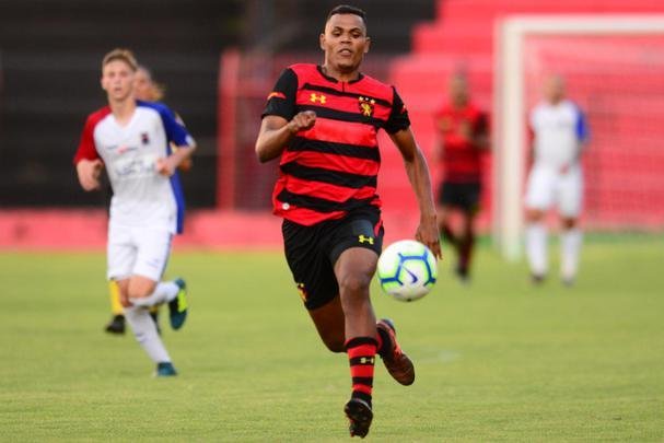 MIKAEL (Centroavante - 20 anos)
Artilheiro do Sport no Brasileiro Sub-20, Mikael vem se destacando na categoria, ele estreou na equipe principal do Leão em 2018 e jogou o estadual de 2019 no América.
