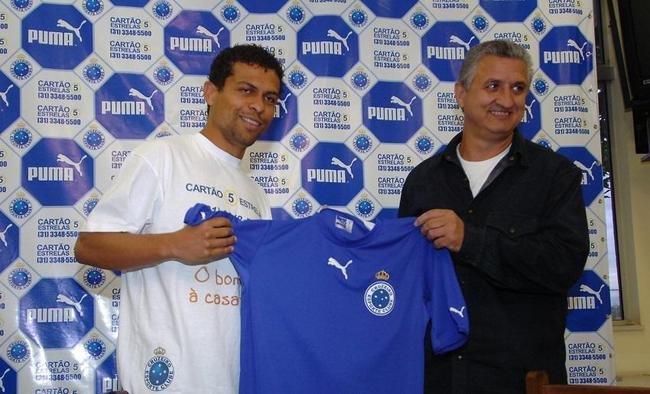 Revelado pelo Cruzeiro, Geovanni tambm passou por
Amrica, Barcelona, da Espanha, Benfica, de Portugal, Manchester City e Hull City, ambos da Inglaterra, SJ Earthquakes, dos Estados Unidos, Vitria e Bragantino