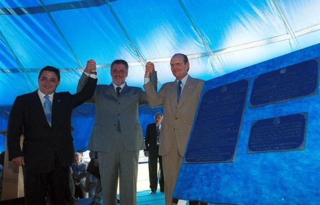Inaugurao da Toca da Raposa II em 9 de maro de 2002. Na ocasio, presidente do Cruzeiro, Zez Perrella, recebeu figuras ilustres, como o tcnico da Seleo Brasileira, Luiz Felipe Scolari, e outras autoridades pblicas municipais, estaduais e federais