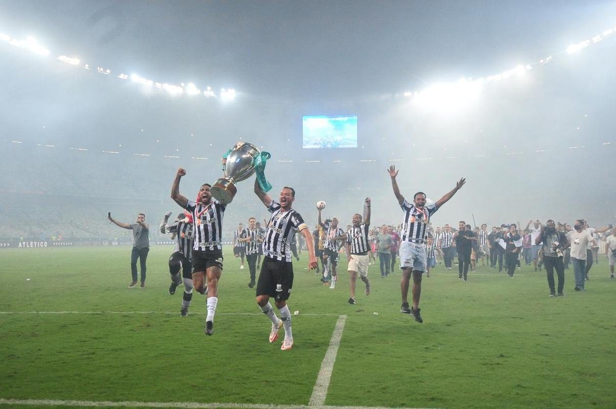 Festa do Atltico no Mineiro pela conquista do tricampeonato mineiro. Galo derrotou o Cruzeiro por 3 a 1 na final nica do estadual. Gols foram de Hulk (2) e Nacho